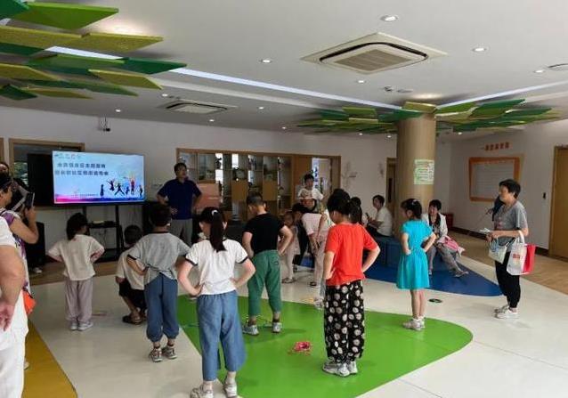 老人小孩玩, 慈善基金会 老人小孩玩, 慈善基金会