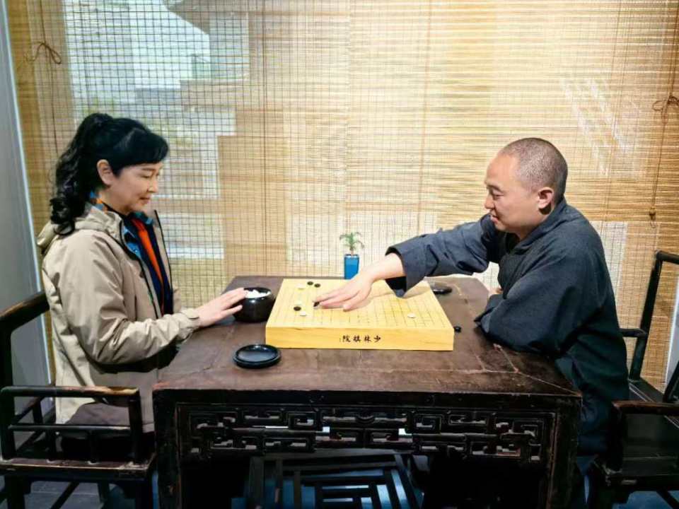 与中国朋友, 安排